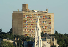 Vue de la Maison Radieuse dominant Rezé, photographie en couleur