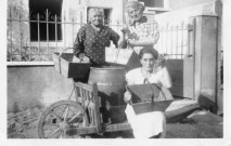 Départ pour les vendanges. - Son épouse Rosalie Marchaix posant avec Lucie Artaud et Marie Archer : 1 photographie sepia.