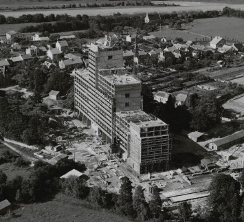 Construction of the Maison Radieuse, black and white picture, 1954picture