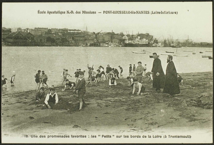 Trentemoult. - Élèves de l'école apostolique Notre-Dame des Missions jouant sur la plage.