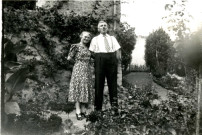 En famille à la Chaussée. - Posant avec sa femme Joséphine, puis entouré de ses sœurs Lucienne (gauche) et Marie (droite) : photographies.