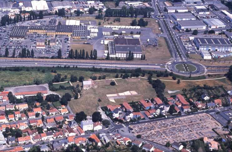 Vue aérienne avec le cimetière Saint-Pierre en bas à droite de l'image, photographie en couleur, 2003 (550W/341/11 ; AMR)