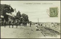 Trentemoult. - Soldats sur la grève passant devant le Café nantais.