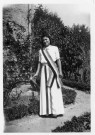 Renée Artaud en Marianne seule : 1 photographies noir et blanc ; puis entourée des jeunes filles du village : 1 photographies noir et blanc.