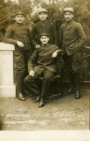 Groupe de soldats, campement, posant devant un tank : photographies.