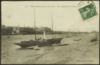 La Loire. - Vue prise de la grève de Trentemoult avec Chantenay et le port de Nantes en arrière-plan.