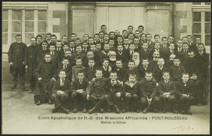 Les Naudières. - École apostolique Notre-Dame des Missions africaines, pères et élèves missionnaires posant en groupe.