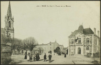 Le bourg. - La place de la mairie et l'église Saint-Pierre.