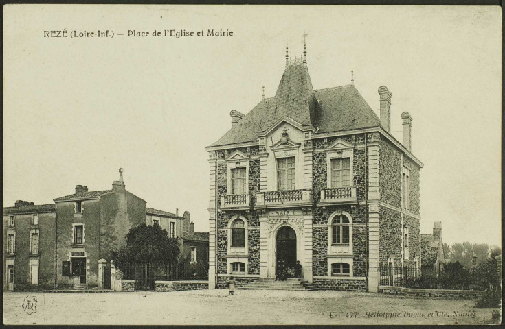 Le bourg. - La place de la mairie.