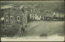 Le bourg. - La place de la mairie, le Seil en arrière-plan.