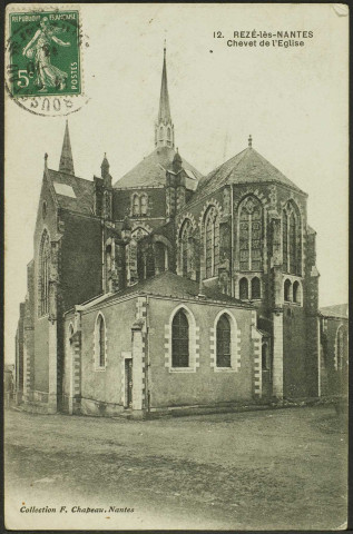 Le bourg. - L'église Saint-Pierre.