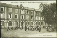 Les Naudières. - École apostolique Notre-Dame des Mission africaines, la cour de récréation.