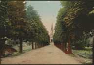 Le bourg. - L'avenue de la Loire allant vers l'église Saint-Pierre, le calvaire à gauche.