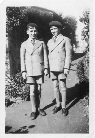 Jouant dans le jardin de la Chaussée : 5 photographies noir et blanc.