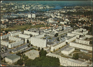 Château. - Vue aérienne de l'ensemble résidentiel avec Pont-Rousseau, la Loire et Nantes en arrière-plan.