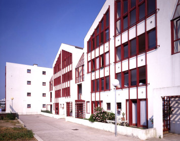 Ensemble de logements des Mahaudières dits "Les Docks", photographie en couleur, années 1980 (© Archives municipales de Rezé)