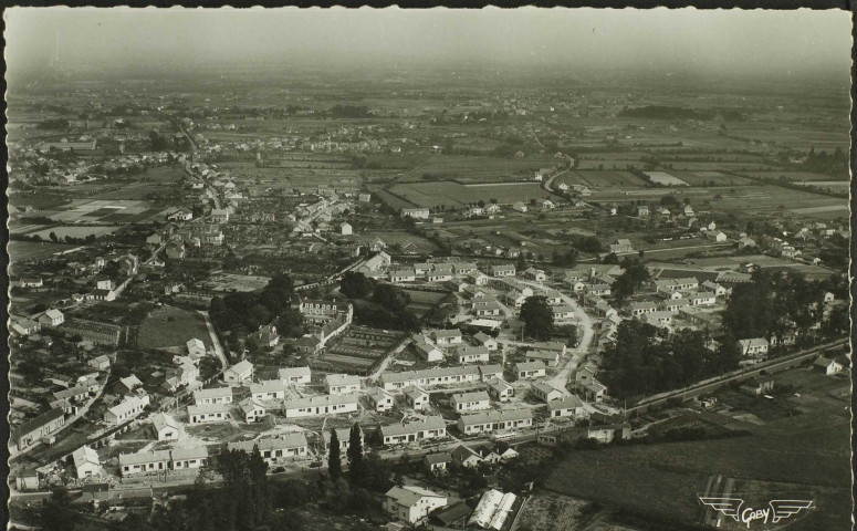 Claire-cité. - Vue aérienne du nord de la cité des castors et du château de la Balinière.