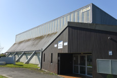 Extérieur du gymnase, photographie en couleur