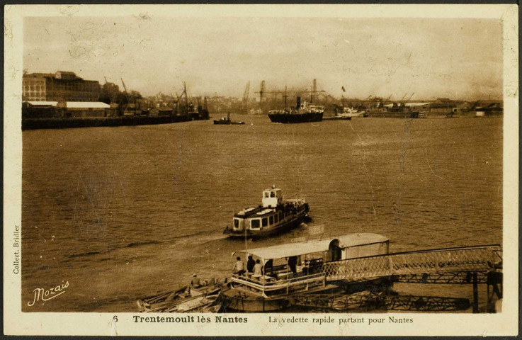 Trentemoult.- Un roquio quittant l'embarcadère avec le port de Nantes en arrière-plan.