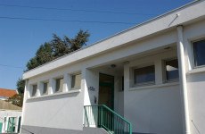 Extérieur du gymnase, photographie en couleur