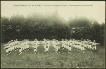 La Fraternelle de Rezé, section de gymnastique. - Groupe d'enfant en uniforme en mouvement d'ensemble.