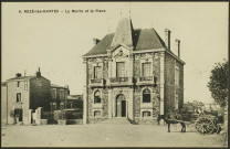 Le bourg. - La place de la mairie.