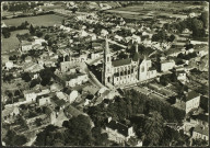 Vue aérienne du bourg centrée sur l'église Saint-Pierre.