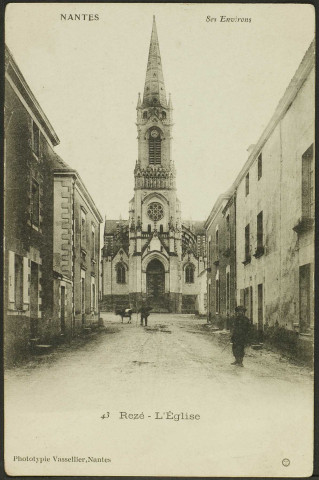 Le bourg. - L'église Saint-Pierre.