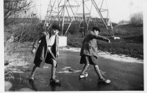 Glissant sur l'Ilette gelée : 2 photographies noir et blanc.