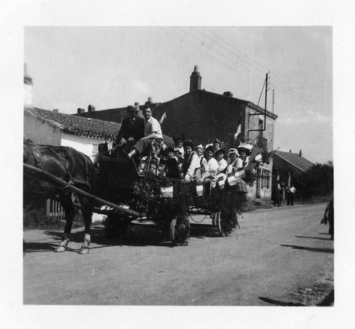 Défilé dans le quartier. - Chariots décorés tirés par des chevaux, personnes déguisées : 9 photographies noir et blanc.