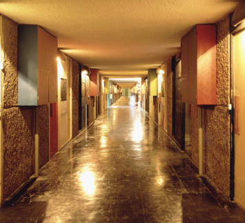 Une rue intérieure de la Maison Radieuse, photographie en couleur (© Ville de Rezé)