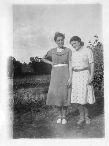 Dernière visite à la Chaussée avant l'incorporation : Adrien et Rosalie Mainguet, puis Rosalie et Renée Artaud : 2 photographies sepia.