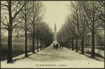 Le bourg. - Le Seil et l'avenue de la Loire allant vers l'église Saint-Pierre .