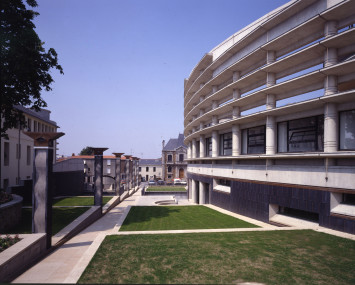 Vue extérieure de l'Hôtel de Ville depuis les jardins en terrasse, photographie en couleur, 1989 (© Archives municipales de Rezé)
