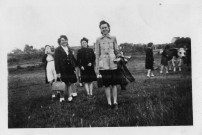 Balade des jeunes filles adhérentes aux Jeunesses ouvrières catholiques (JOC) : 1 photographie noir et blanc.