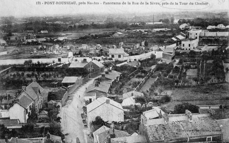 Pont-Rousseau. - La rue de la Sèvre avec le cimetière Saint-Paul et la maison hospitalière Saint-Paul en arrière-plan, vue prise du clocher de l'église.