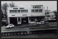 Station-service de M. et Mme André Aubin avenue de la Libération, en arrière-plan les Établissements P. Grandjouan et les abattoirs de Nantes.