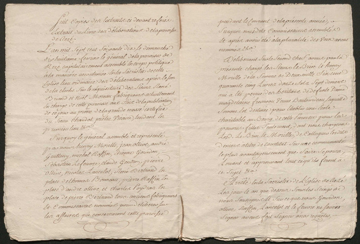 Constitution de rente, Le général de la paroisse de Rezé ayant reçu 2645 livres des héritiers de la défunte dame Magdelaine Fresneau veuve Boulourdeau aux fins d'établir au Bourg de Rezé une école charitable pour les pauvres filles, constitue sur cette somme et auprès de Demoiselle Jeanne de Laville, de Nantes, une rente de 105 livres. Le chapitre de la collégiale royale de Nantes, auprès duquel la Demoiselle de Laville a par ailleurs constitué une rente, est chargé d'en effectuer le paiement : Grosse d'acte notarié et extraits des registres des délibérations de la paroisse de Rezé et du Chapitre de la Collégiale royale de Nantes