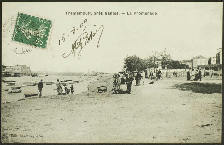 Trentemoult. - La Loire, la grève et la place des Filets avec le port de Nantes en arrière-plan.