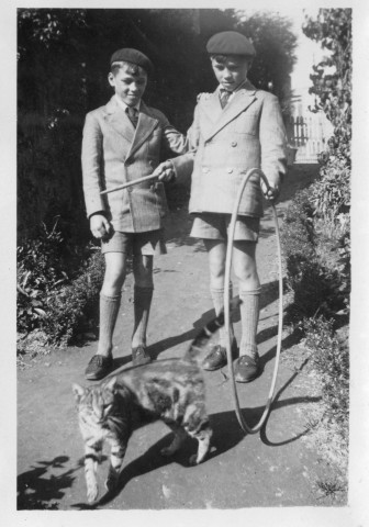 Jouant dans le jardin de la Chaussée : 5 photographies noir et blanc.