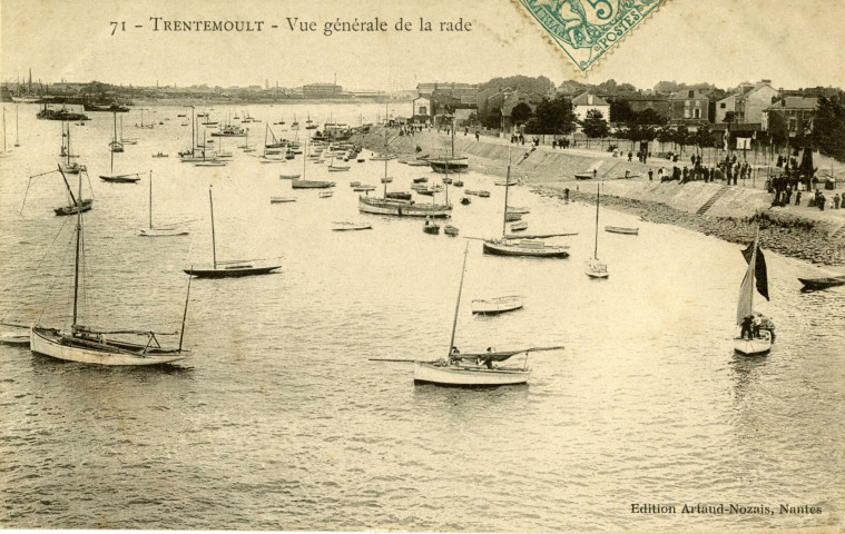 Trentemoult. - La Loire, la grève, la place des Filets avec Nantes en arrière-plan.