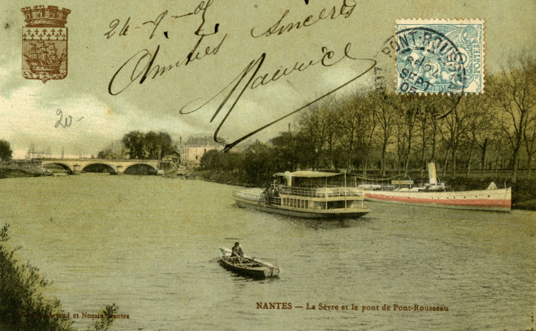 Pont-Rousseau. - Une hirondelle sur la Sèvre avec le pont et Pirmil en arrière plan.