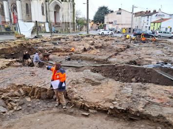Fouilles archéologiques sur la place Daviais, photographie en couleur, 2024 (© Sandrine Lalain, INRAP)