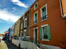 Alignement de maisons colorées de Trentemoult, photographie en couleur