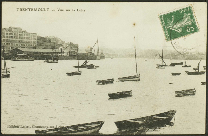 La Loire. - Vue prise de Trentemoult avec Chantenay et le port de Nantes en arrière-plan.