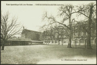 Les Naudières. - Ecole apostolique Notre-Dame des Missions africaines, la cour.