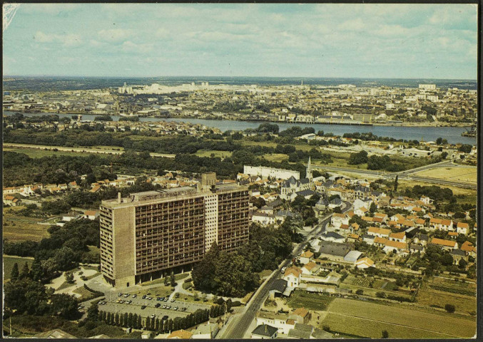 Panorama de la Maison Radieuse et du bourg avec la Loire et Nantes en arrière-plan.