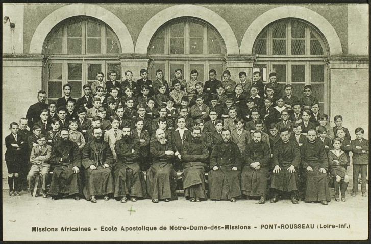 Les Naudières. - École apostolique Notre-Dame des Missions africaines, pères et élèves missionnaires posant en groupe.