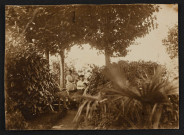 Famille de Trentemoult, trois femmes et un homme posant dans le jardin.