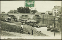 Pont-Rousseau. - Le pont sur la Sèvre vers Pirmil, des bateaux-lavoirs au premier plan.